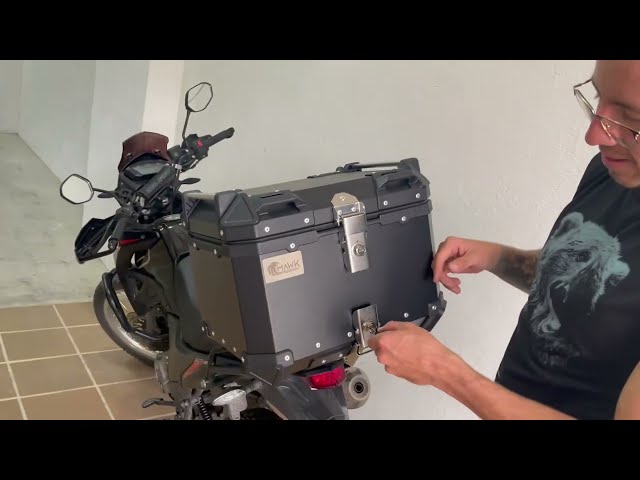 Vídeo relacionado con Garvee Baúl Moto 45L Rojo Con Respaldo Sistema Desmontaje Rápido Base Acero Maleta Trasera Universal Para Motocicleta y Scooter