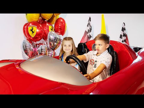 Diana y Roma Fin de semana divertido con los padres en el parque temático Ferrari World en Abu Dhabi