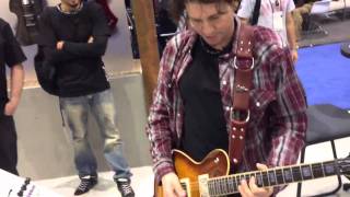 Video thumbnail for Larry Lalonde checks out Red Witch Synthotron by Red Witch Pedals