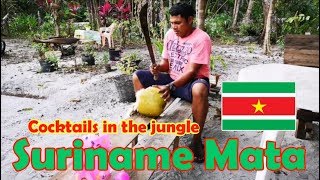 preview picture of video 'Verse kokosnoot borgoe cocktail maken in Suriname Mata Indianendorp'