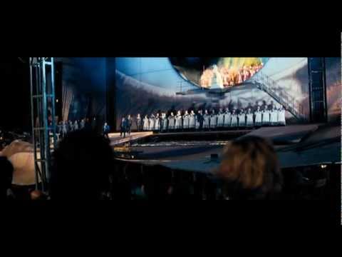 “Tosca isn’t for everyone”! Σκηνή από την ταινία Quantum of Solace (2008), όπου ο πράκτορας Τζέιμς Μποντ [James Bond] καταδιώκει μέλη εγκληματικής οργάνωσης κατά τη διάρκεια παράστασης της Tosca [Τόσκα] του Giacomo Puccini. Η όπερα, με την έντονη σεξουαλική και ψυχολογική της φόρτιση, τη σκληρότητα και τα σφοδρά πάθη, συγκαταλέγεται στα εμβληματικά δείγματα του βερισμού.