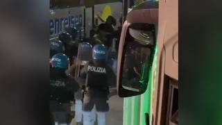 Hockey, l'assalto degli ultrà milanesi al bus dei tifosi del Bolzano
