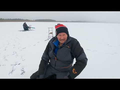 Uusi yritys ahvenen pilkkimisen parissa 👀 | Papa smurffi kertoo saman vitsin 10 kerran 🤣🤣🤣