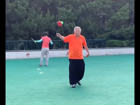 Weird noise from whistling diabolo in Zhongshan Park in Qingdao