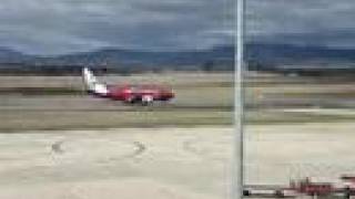 preview picture of video 'Virgin Blue 737 landing at Launceston Airport'