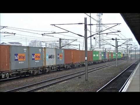 Frightliner Class 66587 & 66512 working past Doncaster 24/11/12