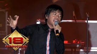 Download lagu D'Masiv - Cinta Ini Membunuhku  (Live Konser Tangerang 22 September 2012) mp3