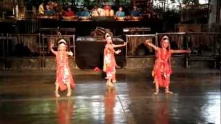 preview picture of video 'Indonesia  Traditional dances performance-2'