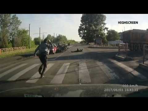 Мотоцикл с коляской перевернулся