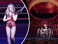 Zwei Junge Frauen Tanzen Mit Helene Fischer Auf Der Bühne