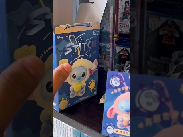 Vídeo relacionado con Disney YuYus Stitch, Caja Sorpresa, Colgante Decorativo (Charm) Coleccionable 9 diseños Diferentes de Peluche y Vinilo para Bolso, Mochila o Llaves, 12 cm, +0 Meses (6315870778)