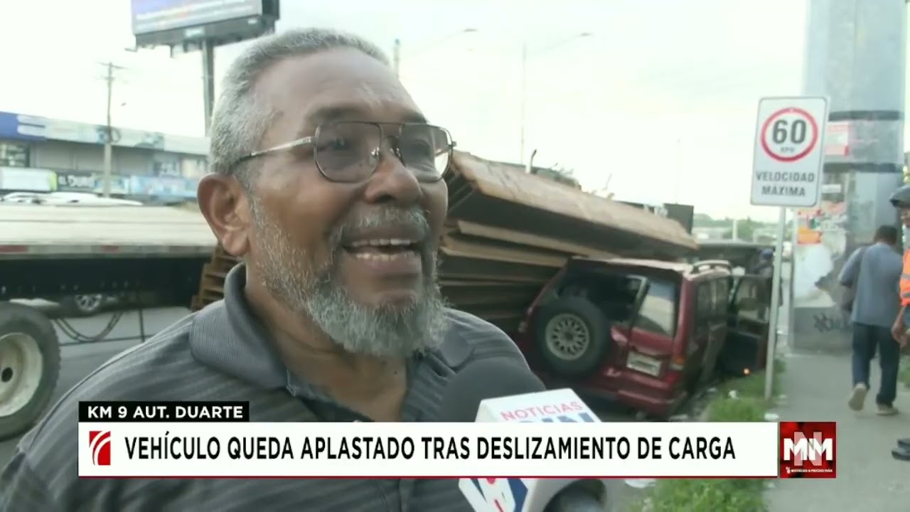 Vehículo queda aplastado tras deslizamiento de carga