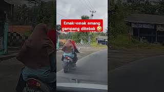 Download lagu Pemotor emak-emak ini pakai sein kanan belok ke atas mp3
