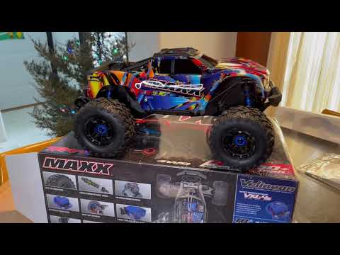 Traxxas MAXX 4s Rock 'N Roll Pro-Amateur UnBoxing. My Cat Gave It to Me For Christmas.