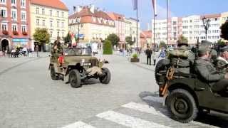 preview picture of video 'Dzierżoniów, Piknik militarny 2014 , przejazd.'