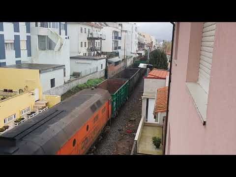 comboios portugueses. Bombardier 1960 com mercadorias vazio e cisterna na cauda.