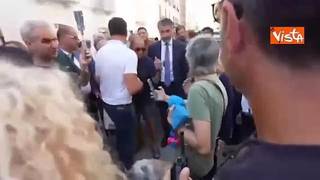Bagno di folla e selfie per Meloni all’uscita dall’hotel a Bari il giorno dopo la manifestazione
