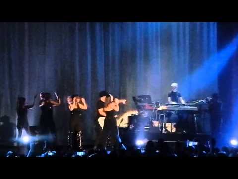 LAURA PAUSINI EN ARGENTINA - CON LA MÚSICA EN LA RADIO 22-2-14