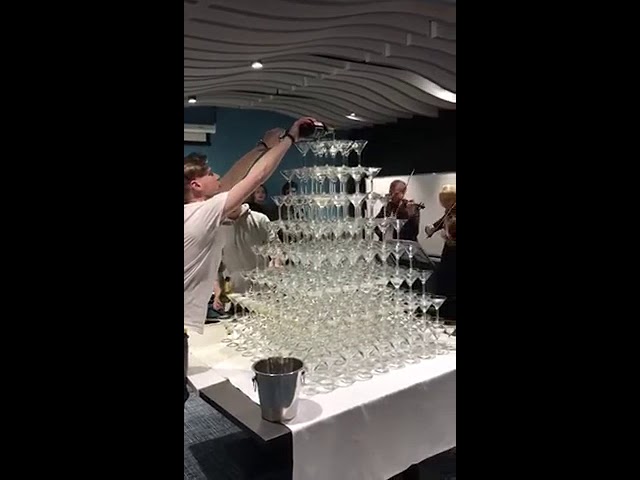 Подготовка к 8 Марта в одном из московских офисов...