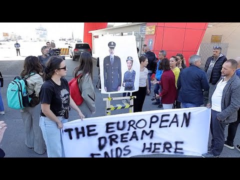 Albanian activists protest the arrival of migrants on Italian ship