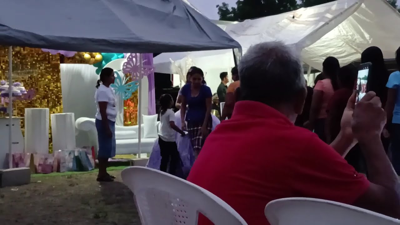 De esta forma la quinceañwra baila el bals