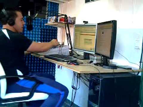 dj carbo grabando dance factory en su estudio de casa