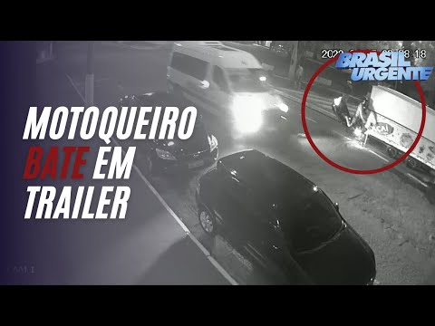 Motociclista bate em trailer estacionado