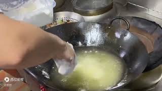 老板娘来饭店吃饭，点了一份天津特色菜八珍豆腐，厨师长亲自出手