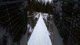 Ponte suspensa entre montanhas nevadas #viagem