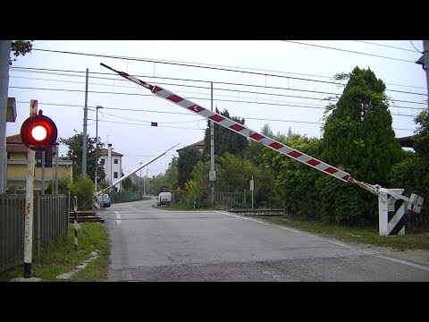 Spoorwegovergang Castelfranco Veneto (I) // Railroad crossing // Passaggio a livello