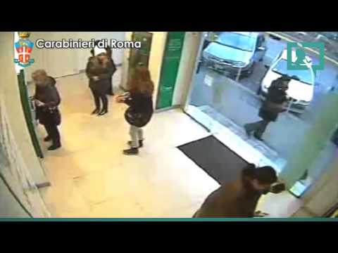 Truffa al bancomat: prima ti distraggono, poi ti rubano la carta