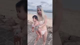 白ギャル水着(オプション赤ちゃん付き)乳揺れ