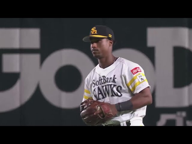 【4回表】NPB初出場で魅せた!! ホークス・ダウンズ 座りながらも的確な送球でアウトを奪う!! 2024年9月25日 福岡ソフトバンクホークス 対 埼玉西武ライオンズ