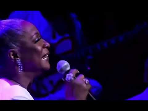 Regina Belle honors Nancy Wilson at the 2025 Cincinnati Black Music Walk of Fame Induction Ceremony