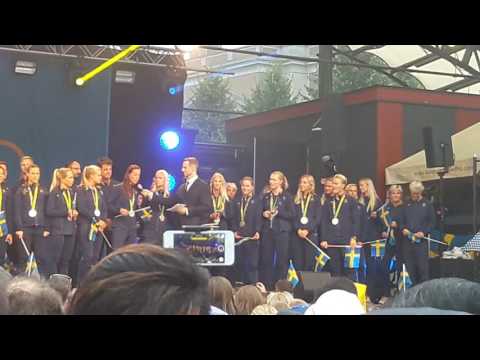 Sveriges OS-hjältar hyllas i Kungsträdgården del 1 Fotbollsdamerna