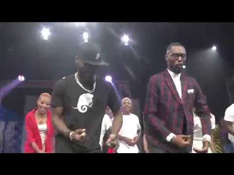 Dj Arafat et Serges Beynaud dansent ensemble à Tempo.