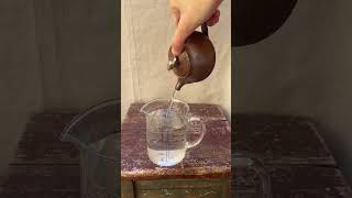 Dřevem pálená čajová konvička s ptáčkem