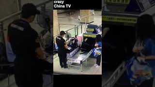 アクシデントで荷物検査機に巻き込まる奴