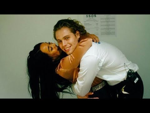 download lagu mp3 mp4 5 Seconds Of Summer Dating, download lagu 5 Seconds Of Summer Dating gratis, unduh video klip 5 Seconds Of Summer Dating
