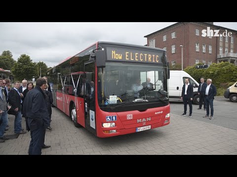 Bundesweit erster umgerüsteter Elektrobus geht in Nordfriesland an den Start