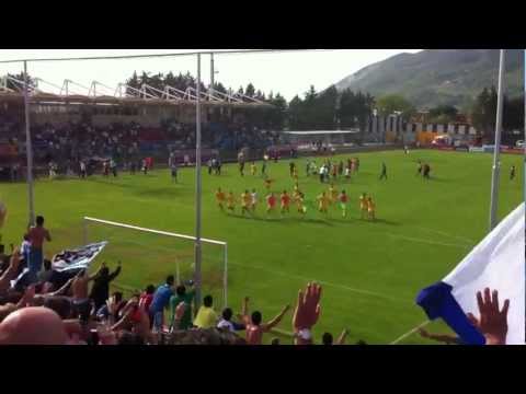 Gubbio Pescara 0-2 giocatori sotto la curva 28/04/2012 (By Delfino Mania)