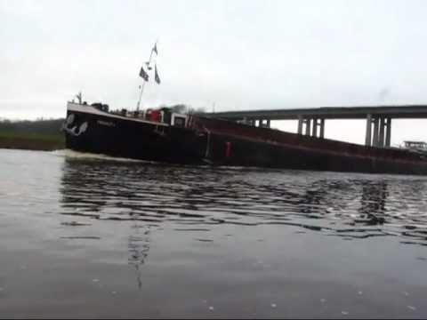 Vorbeiahrt Binnenschiff Freiheit GMS 05401260 zu Tal auf der Hunte unter Autobahnbrücke BAB A29