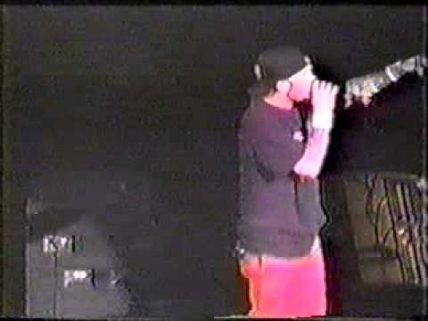 Fred Durst (Limp Bizkit) kicks security guard in the face