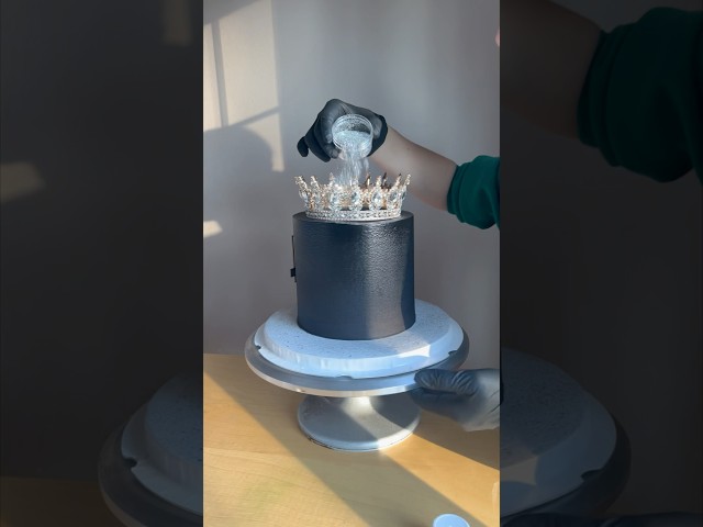 Vídeo relacionado con Decoración para tartas de corona,2PCS Crown Cake Gold,mini corona para tartas,Decoración Para Tartas Para Cumpleaños Novia Boda Realeza Temática Decoración Fiestas