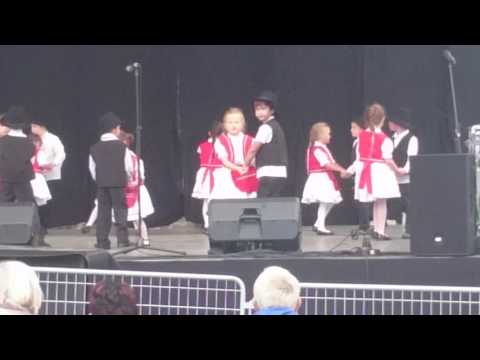 Jazika táncol a lanyvasarba