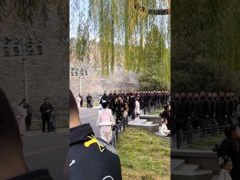 太帅气了，一出场就吸引了无数的在场游客，即便穿着便衣，依旧气场全开…#故宫博物院的最帅国旗护卫队！ #天安门 #威武霸气＃致敬中国军人