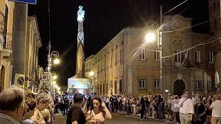 Un pueblo italiano pasea una enorme estructura de la Virgen María por sus calles