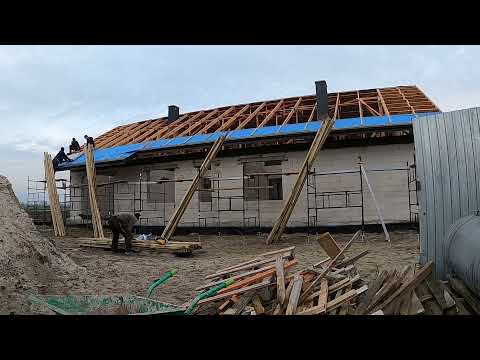 Łatowanie (łacenie) dachu, pokrycie membraną (timelapse)