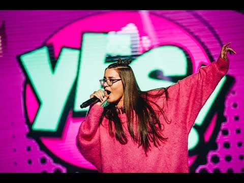 Erika Bitanji sjunger Bang Bang i Idol 2017 - Idol Sverige (TV4)