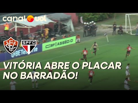 VITÓRIA ABRE O PLACAR! BARALHAS TOCA NA SAÍDA DO GOLEIRO E FAZ O PRIMEIRO CONTRA O SÃO PAULO!